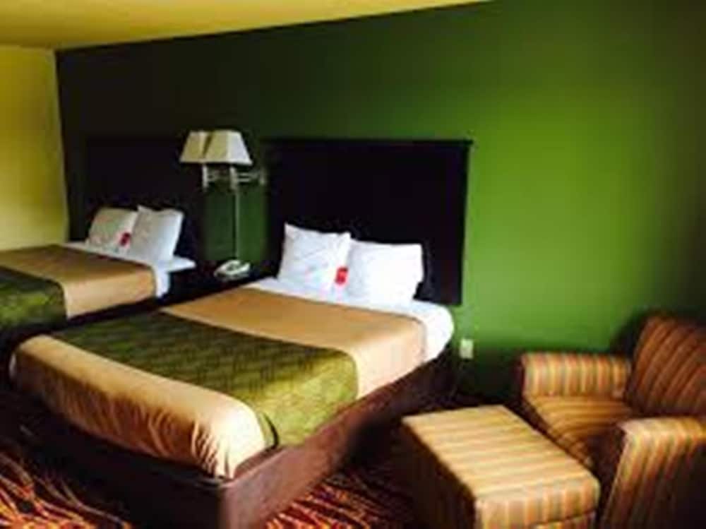 Standard Room, 2 Queen Beds, Smoking - Photo 2