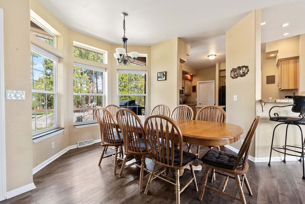 Luxury Cabin, 5 Bedrooms, Mountain View photo 2