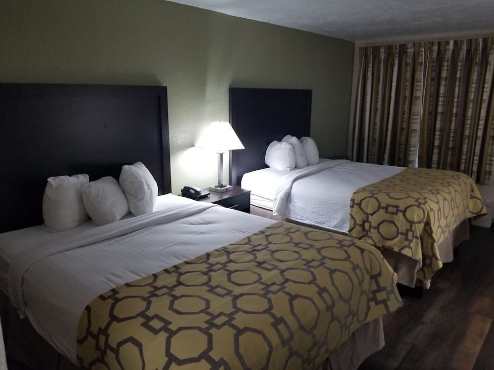 Room, Multiple Beds, Non Smoking (Oversize) photo 2