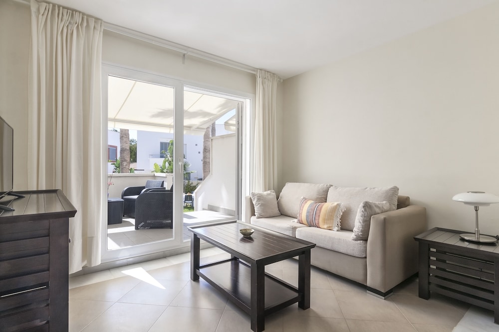 Standard Apartment, 2 Twin Beds, Terrace, Pool View photo 3