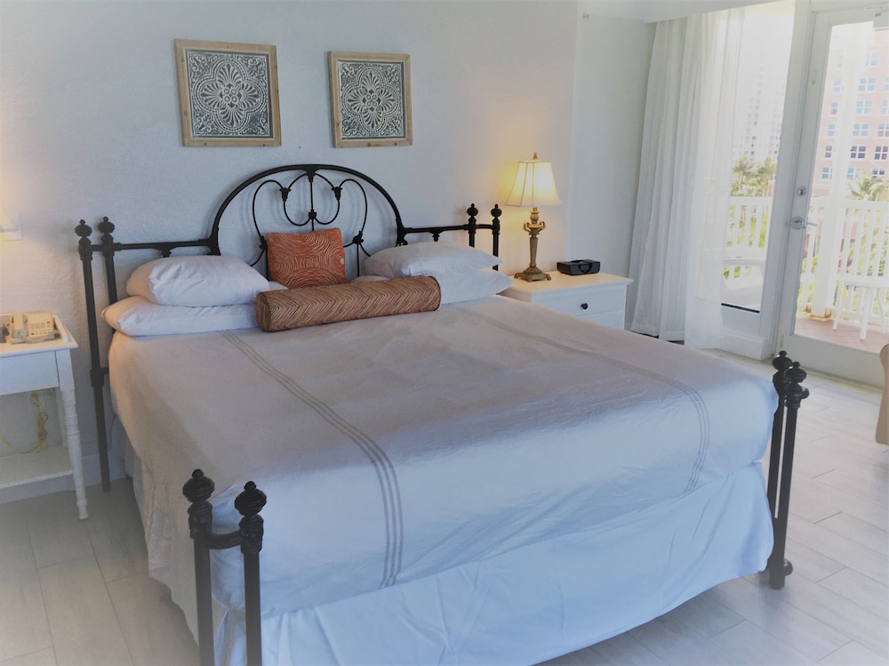Deluxe Room, 1 King Bed With Sofa Bed, Ocean View (Room 504) photo 2