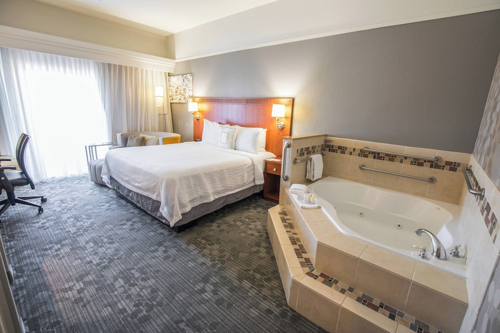Room, 1 King Bed - Photo 2