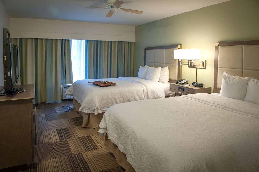 Suite, two queen beds, sofa bed, wet bar - Photo 3