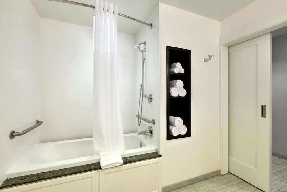 Room, 1 King Bed, Accessible, Bathtub - Photo 4