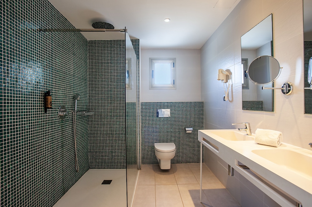Quadruple Room, Balcony - Photo 8