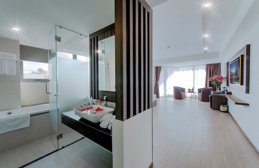 Executive Room, Balcony, Beach View thumbnail 6