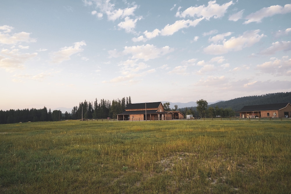 Luxury Cabin, 2 Queen Beds, River View photo 2
