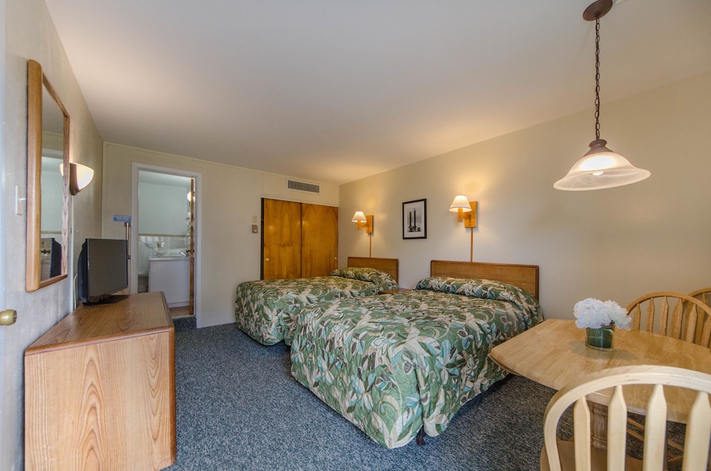 Landview with Balcony two room motel suite (E)