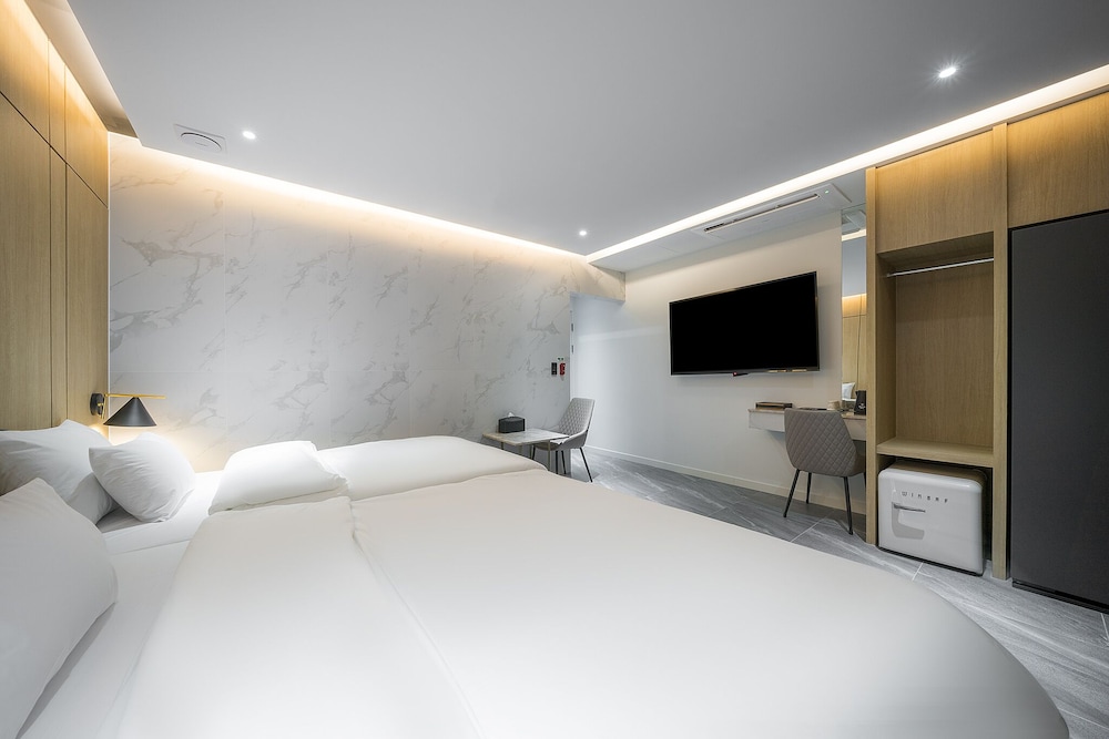 Premium Twin Room - Photo 5