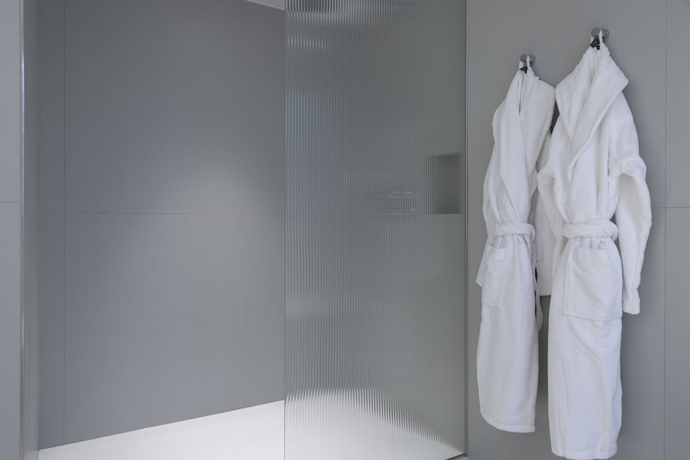 Deluxe Suite, Ensuite photo 3