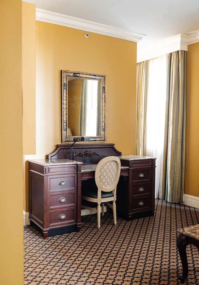 King Suite (24/7 Front Desk) - Photo 13