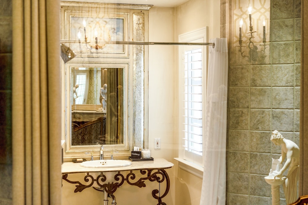 Signature Suite, 1 King Bed, Balcony - Photo 13