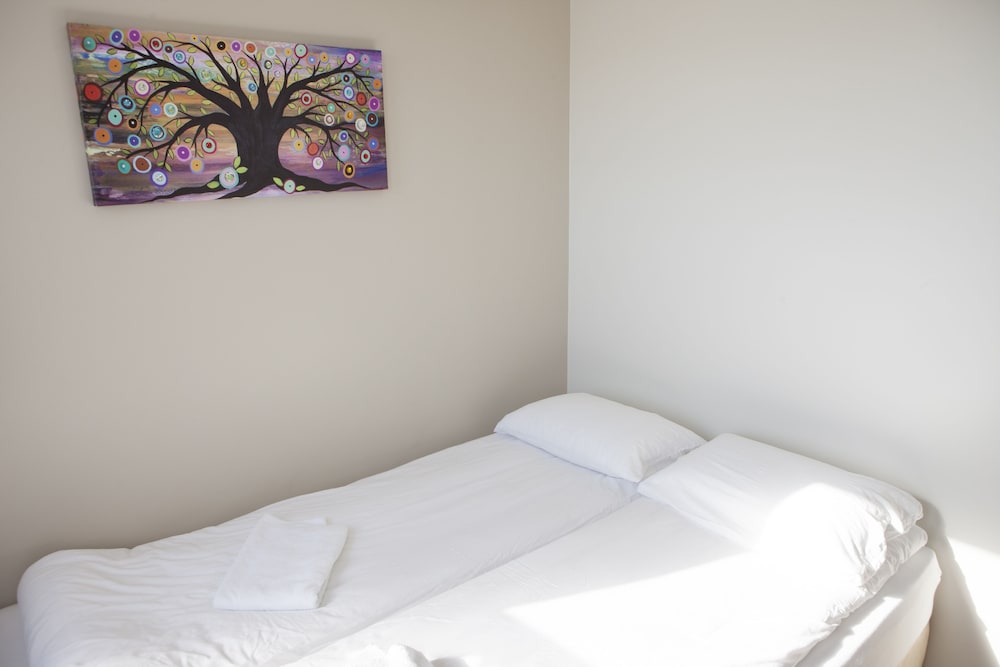 Junior Double Room, 1 Queen Bed, Shared Bathroom photo 2