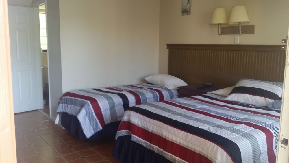 1 Full Bed and 1 Twin Bed (Sleeps 3) photo 2