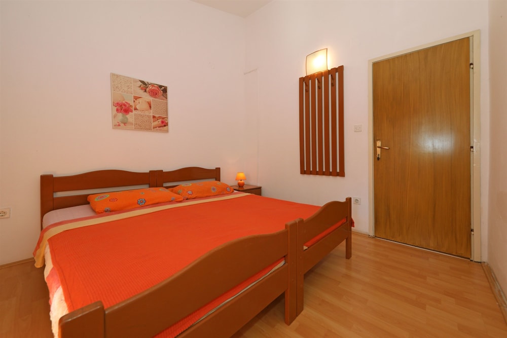 Room (S1) - Photo 1