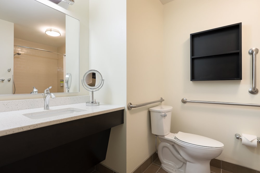 Studio Suite, 2 Queen Beds, Accessible (Comm, Mobil, Tub) photo 3