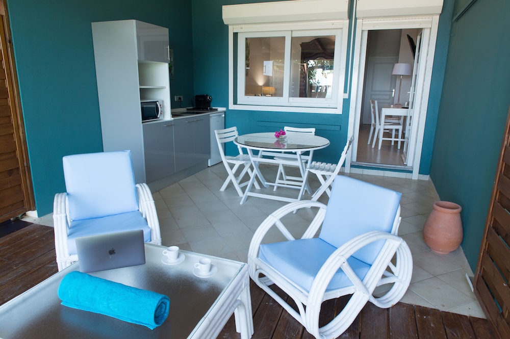 Double Room, 1 King Bed, Non Smoking, Sea View photo 2