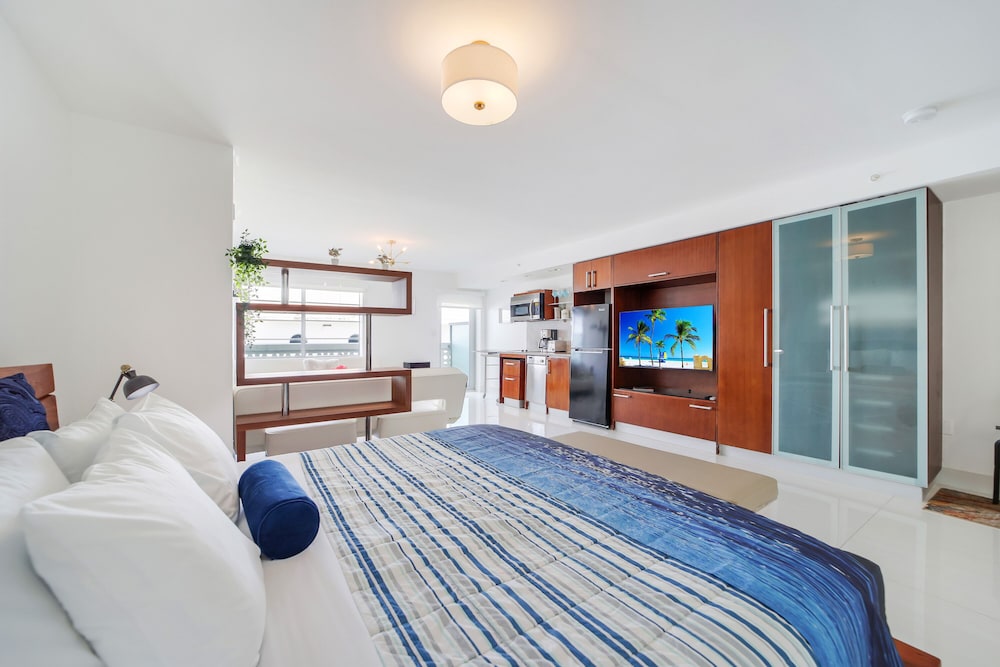 Executive King Suite Partial Ocean View w/Balcony