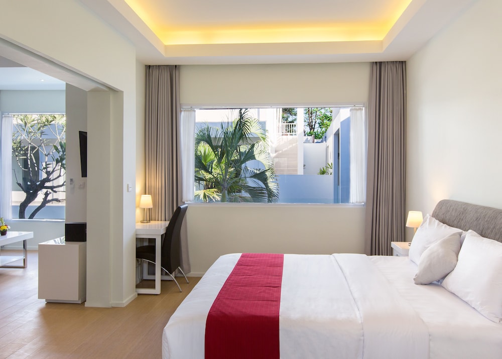 Deluxe Room, Pool View