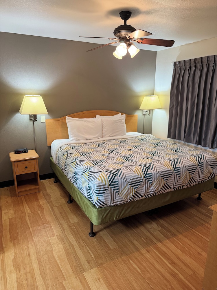 Suite, Multiple Beds, Roll-in Shower, Non Smoking photo 3