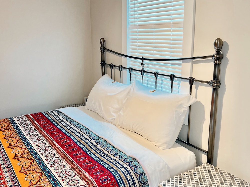 Classic Cabin 1 - 1 Bedroom w/ Single Daybed, 1 Bathroom, Kitchen and Lake Views