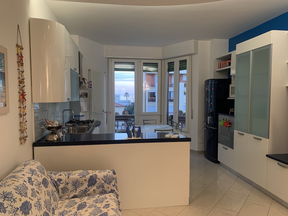 City Apartment, 2 Bedrooms, Balcony, Mountain View photo 1