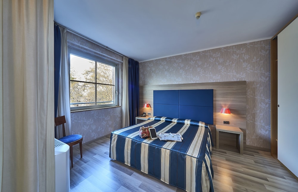 Double Room Single Use, Accessible, Partial Lake View photo 1