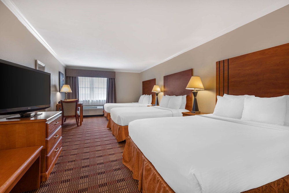 Standard Room, Multiple Beds, Non Smoking, Refrigerator & Microwave - Photo 1