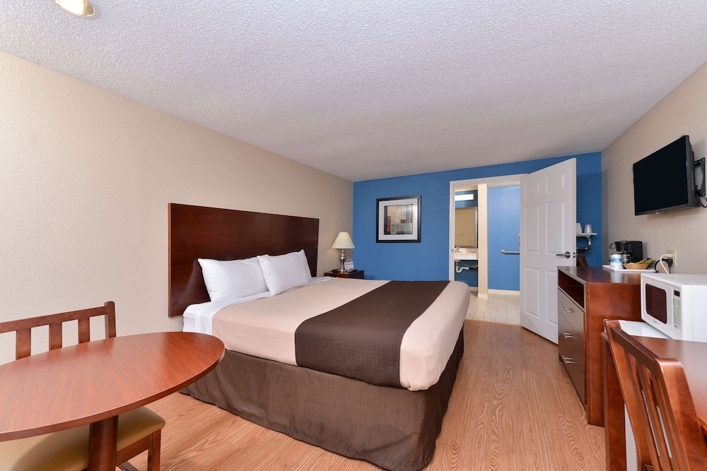 Room, 1 King Bed, Non Smoking (Access Roll-in) - Photo 1