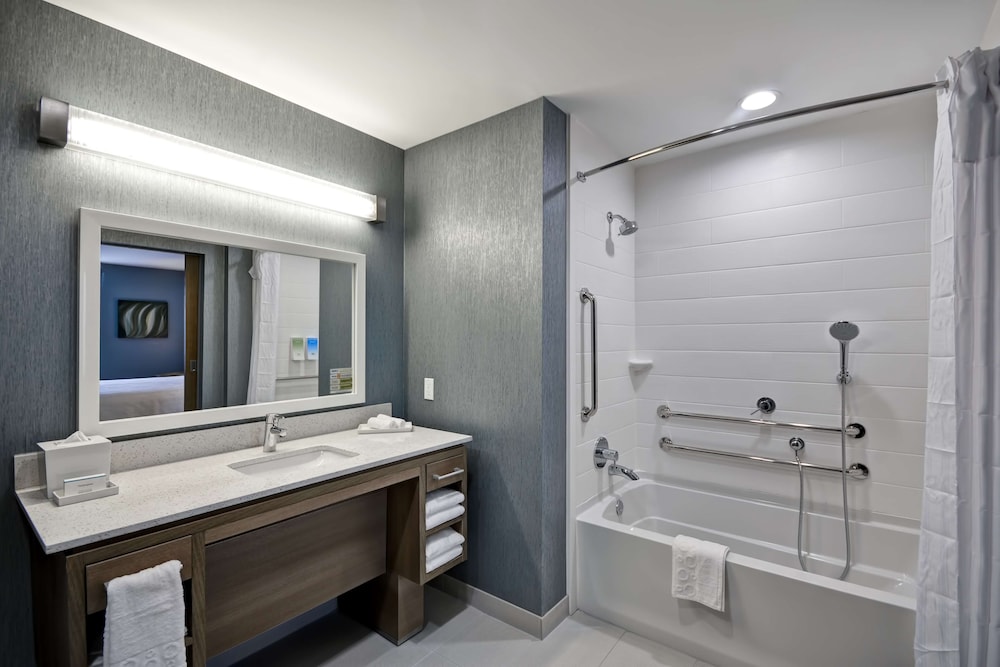 Suite, 1 King Bed, Accessible, Bathtub (Mobility & Hearing) photo 3