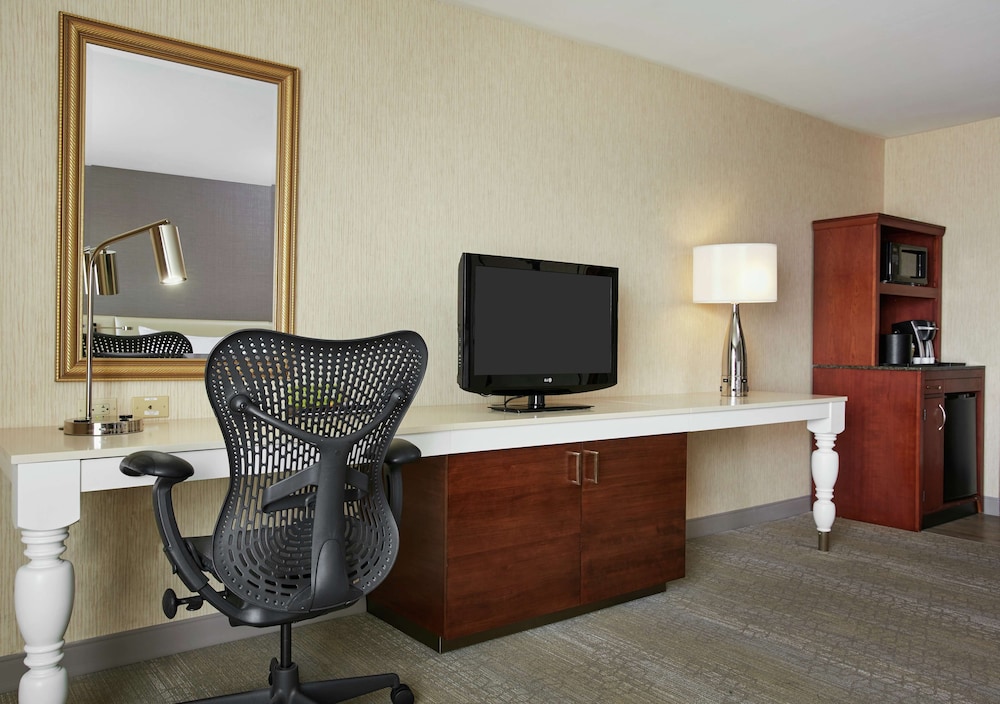 Room, 1 King Bed, Accessible, Bathtub - Photo 2