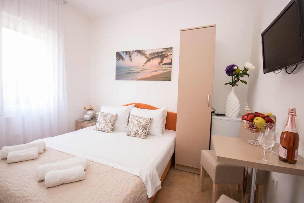 Standard Double or Twin Room - Photo 14