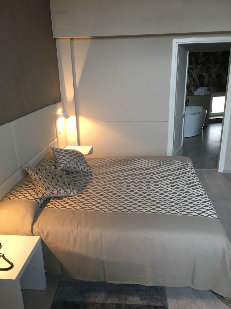 Luxury Suite, 1 King Bed, Bathtub photo 2
