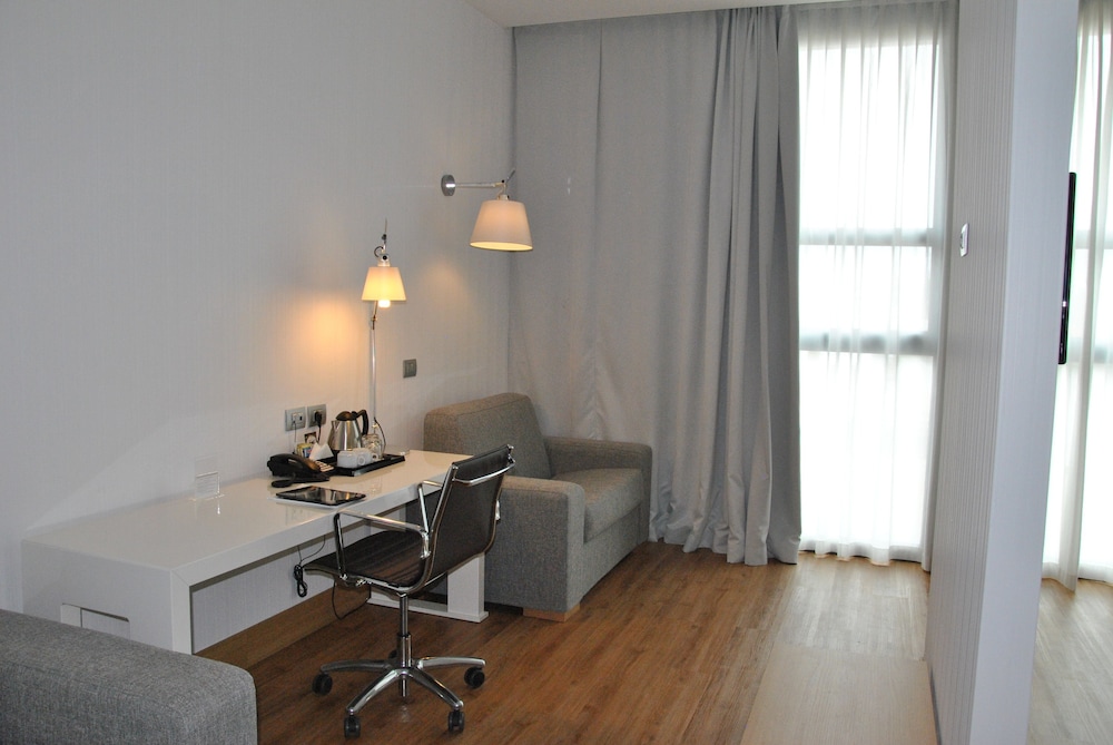 Junior Suite, 2 Twin Beds, Accessible thumbnail 6