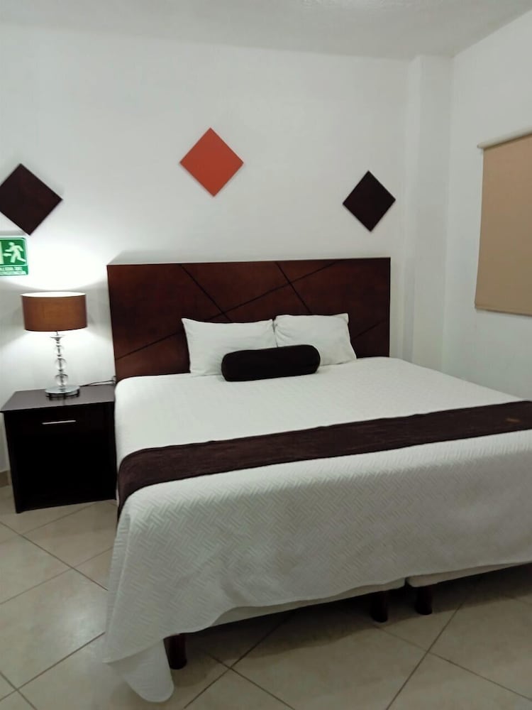 Deluxe Room, 1 King Bed photo 3