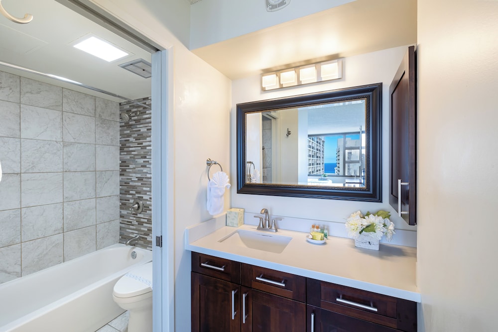 High Floor Ocean View Condo w/ 2 Beds and Parking: Family Suite, 1 Bedroom, Air conditioning, Ocean View (0091) photo