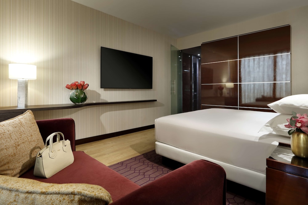 Club Room, 1 King Bed thumbnail 6