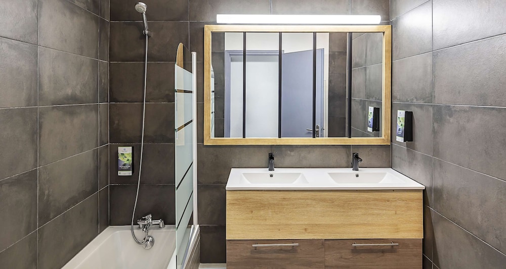 Standard Apartment, Multiple Beds, Non Smoking (Shower Only) - Photo 2