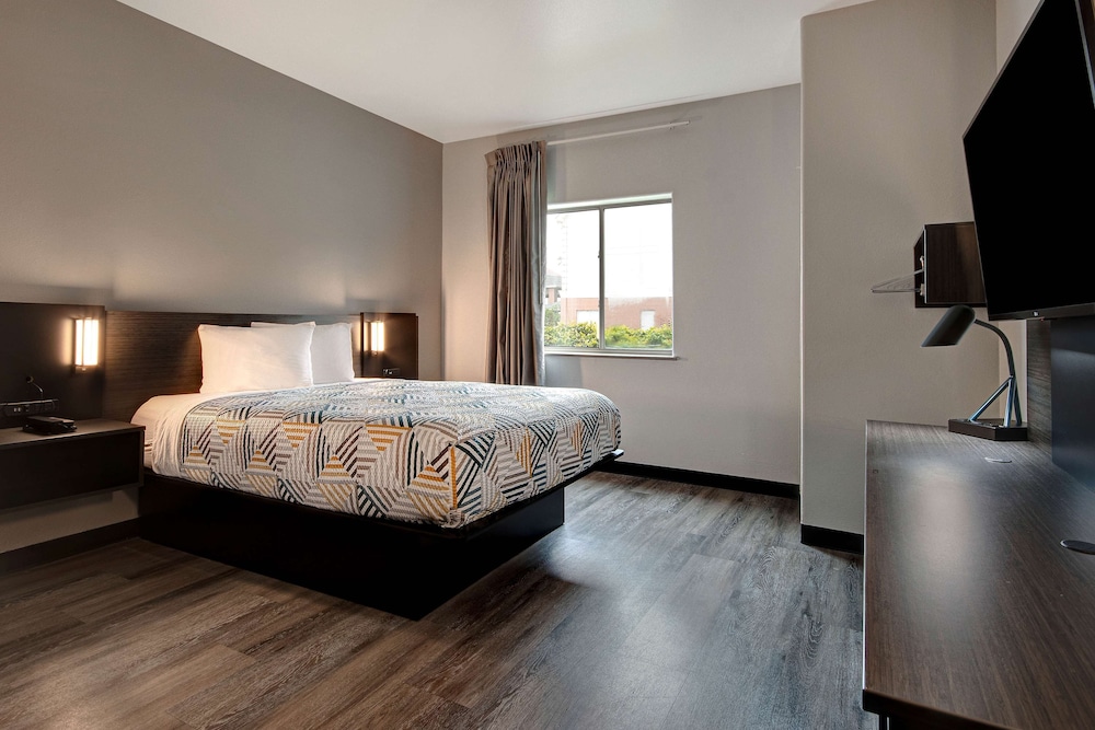 Deluxe Room, 1 Queen Bed, Accessible, Non Smoking photo 3