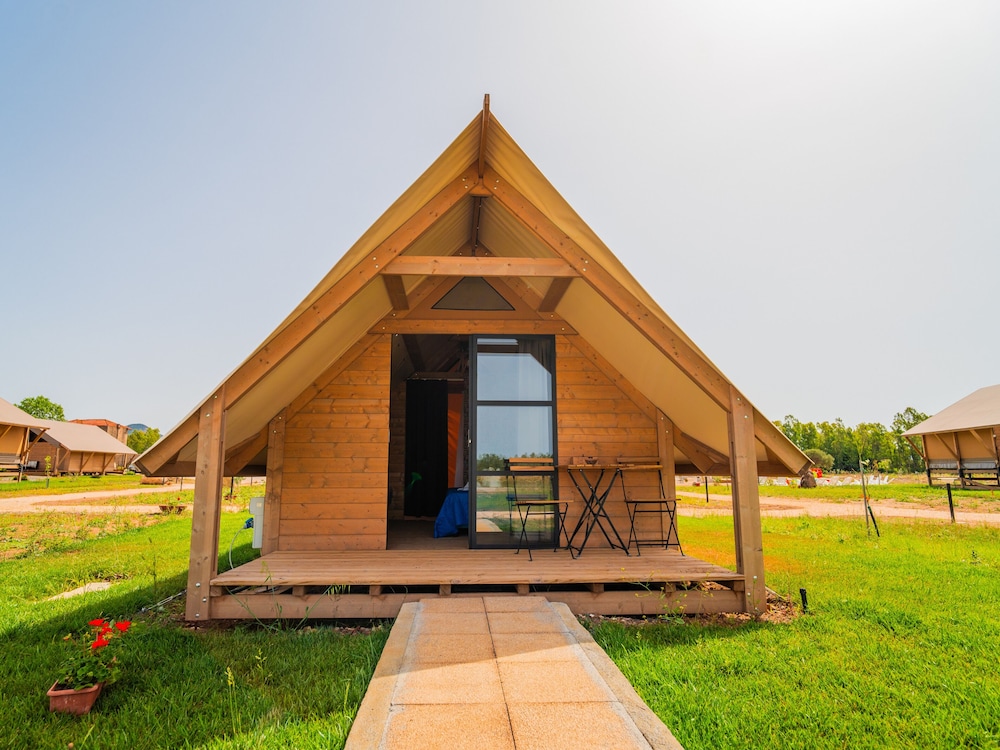 Comfort Tent, Garden View