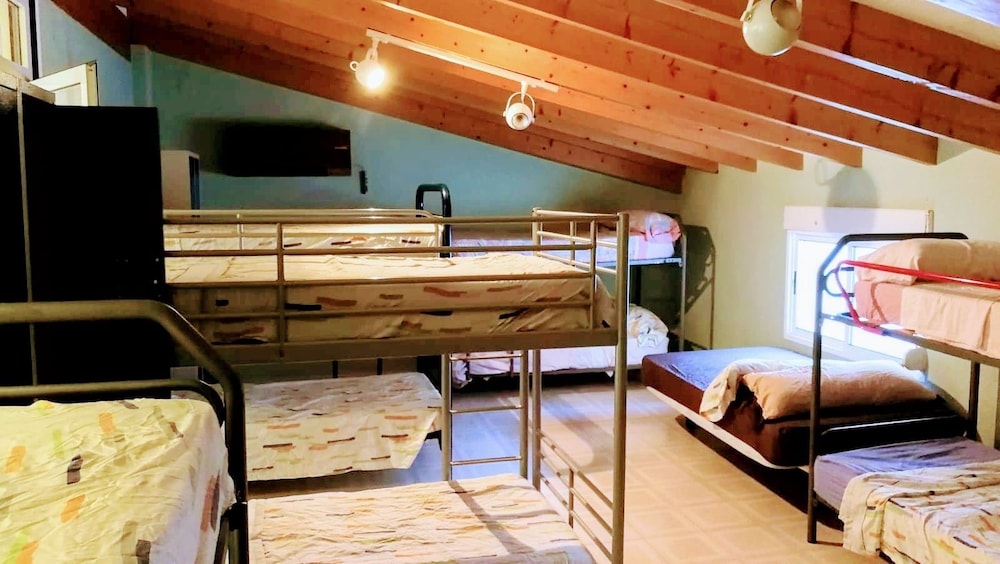 Dormitorio Compartido, Dormitorio Mixto (1 cama en Dormitorio de 6 Camas)