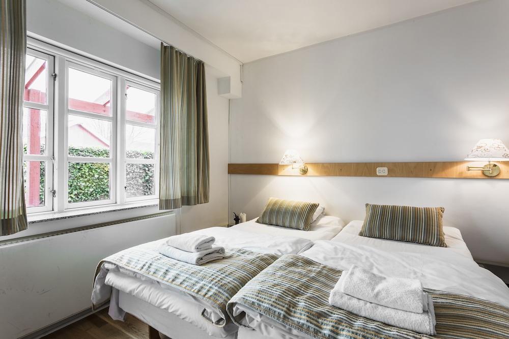Economy Double Room, 2 Twin Beds, Non Smoking, Courtyard View photo 3