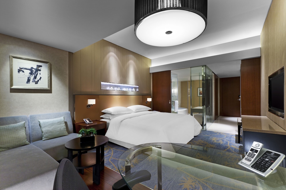 Club Room, 1 King Bed, City View - Photo 1