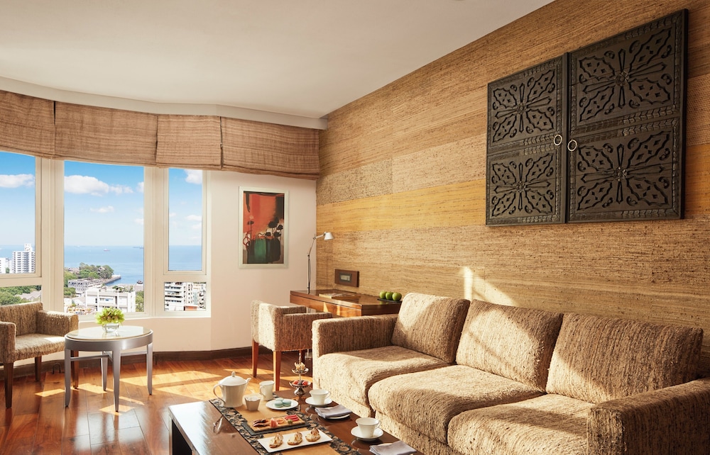 Executive Suite, 1 King Bed, City View