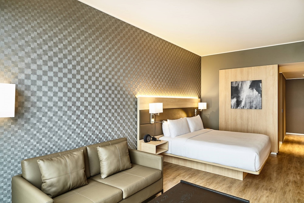 Junior Suite, 1 King Bed, Oceanfront - Photo 8