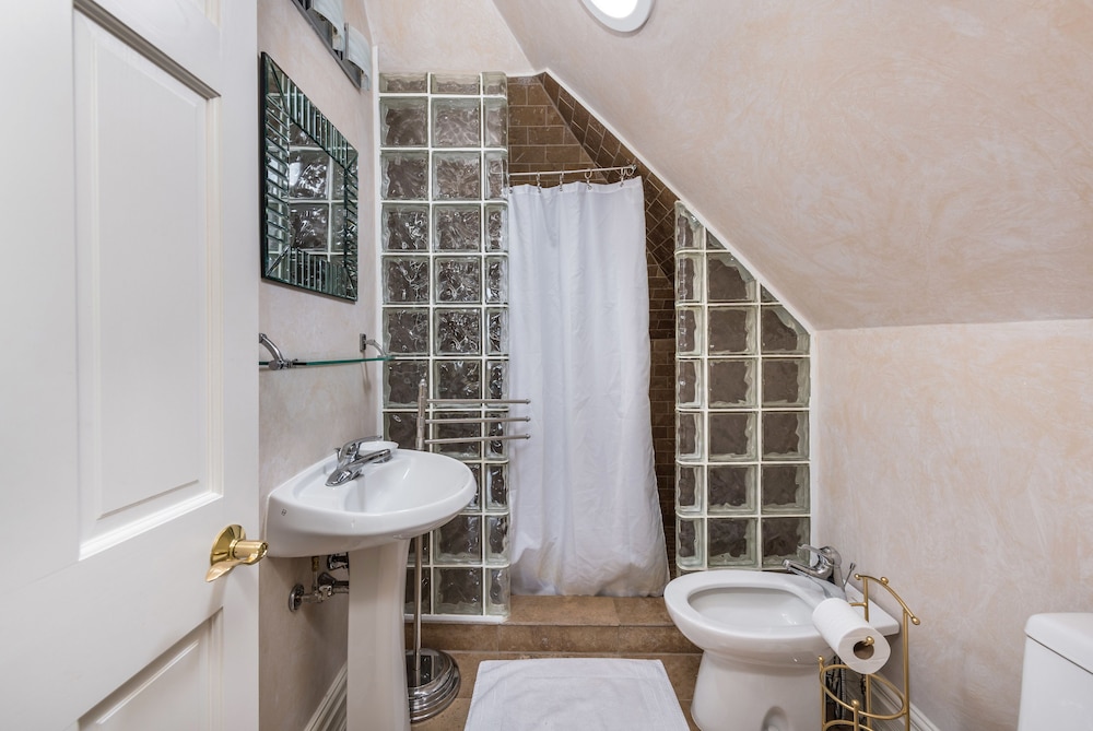 Classic Room, 1 Queen Bed, Shared Bathroom photo 2