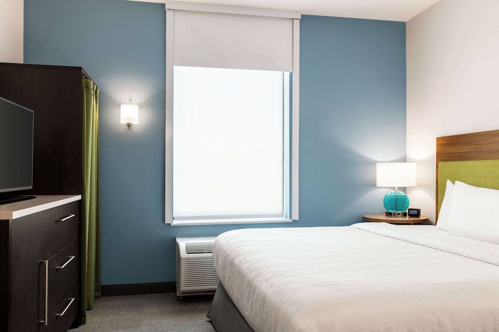 Suite, 1 King Bed, Non Smoking photo 2