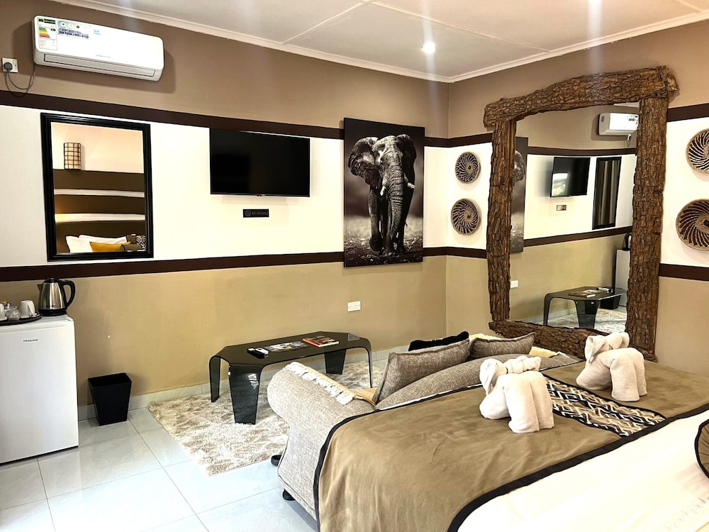 Executive Double Room, 1 King Bed, Poolside photo 3