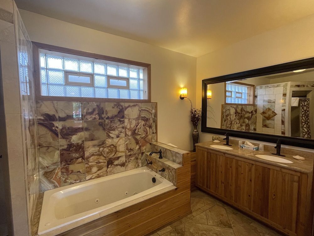 2 Queen Suite photo 3
