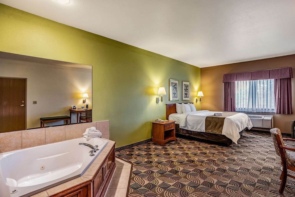 Room, 1 King Bed, Non Smoking, Hot Tub photo 1